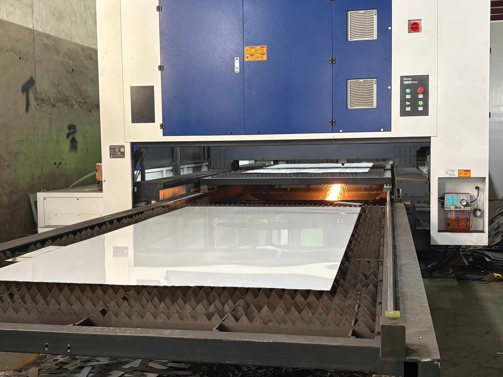 Sheet-metal laser cutting in the KELVARO manufacturing facility