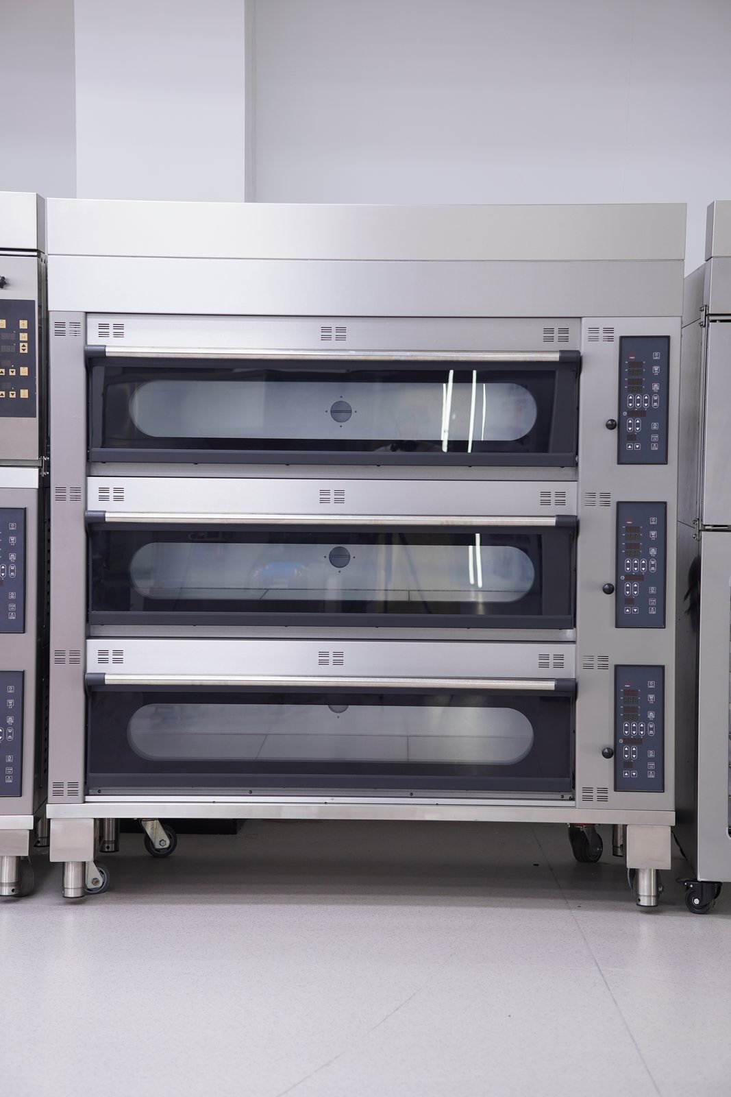 Wide-chamber three-deck commercial bakery oven